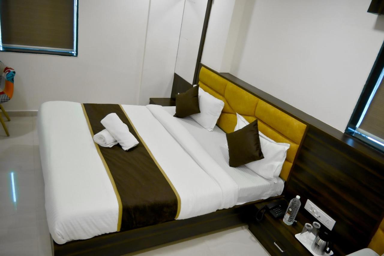 Hotel Royal Ican Sindhubhavan Road 阿穆达巴 外观 照片