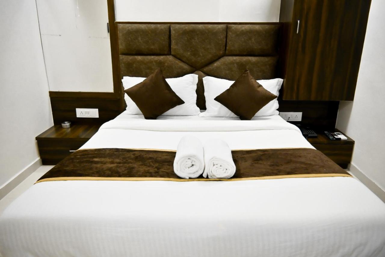 Hotel Royal Ican Sindhubhavan Road 阿穆达巴 外观 照片