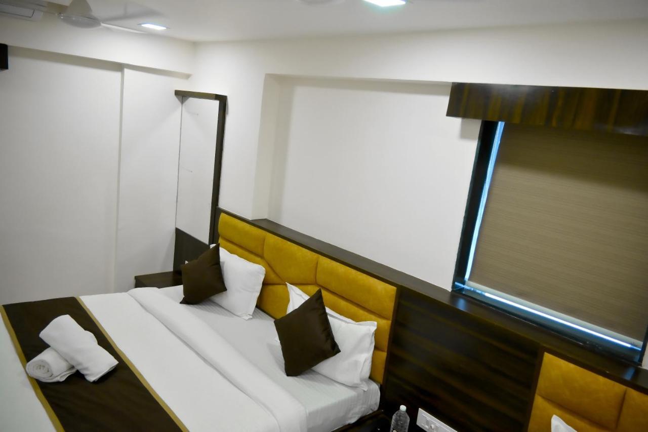 Hotel Royal Ican Sindhubhavan Road 阿穆达巴 外观 照片