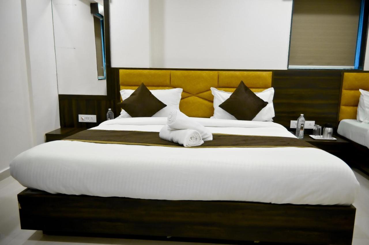 Hotel Royal Ican Sindhubhavan Road 阿穆达巴 外观 照片