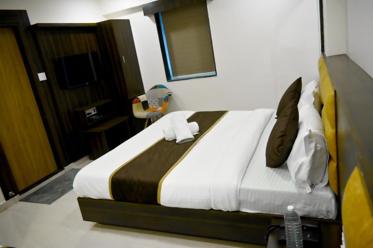 Hotel Royal Ican Sindhubhavan Road 阿穆达巴 外观 照片