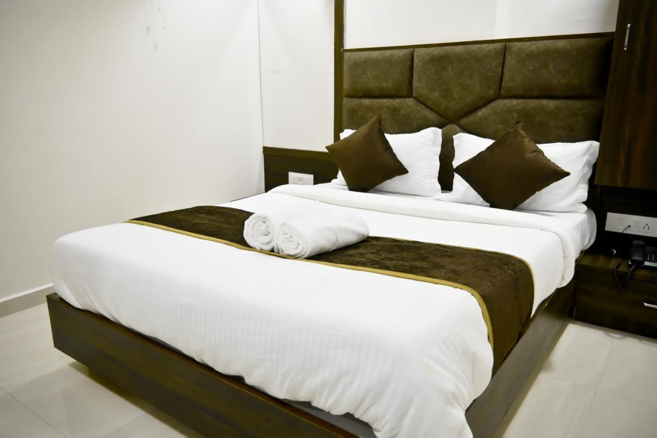 Hotel Royal Ican Sindhubhavan Road 阿穆达巴 外观 照片
