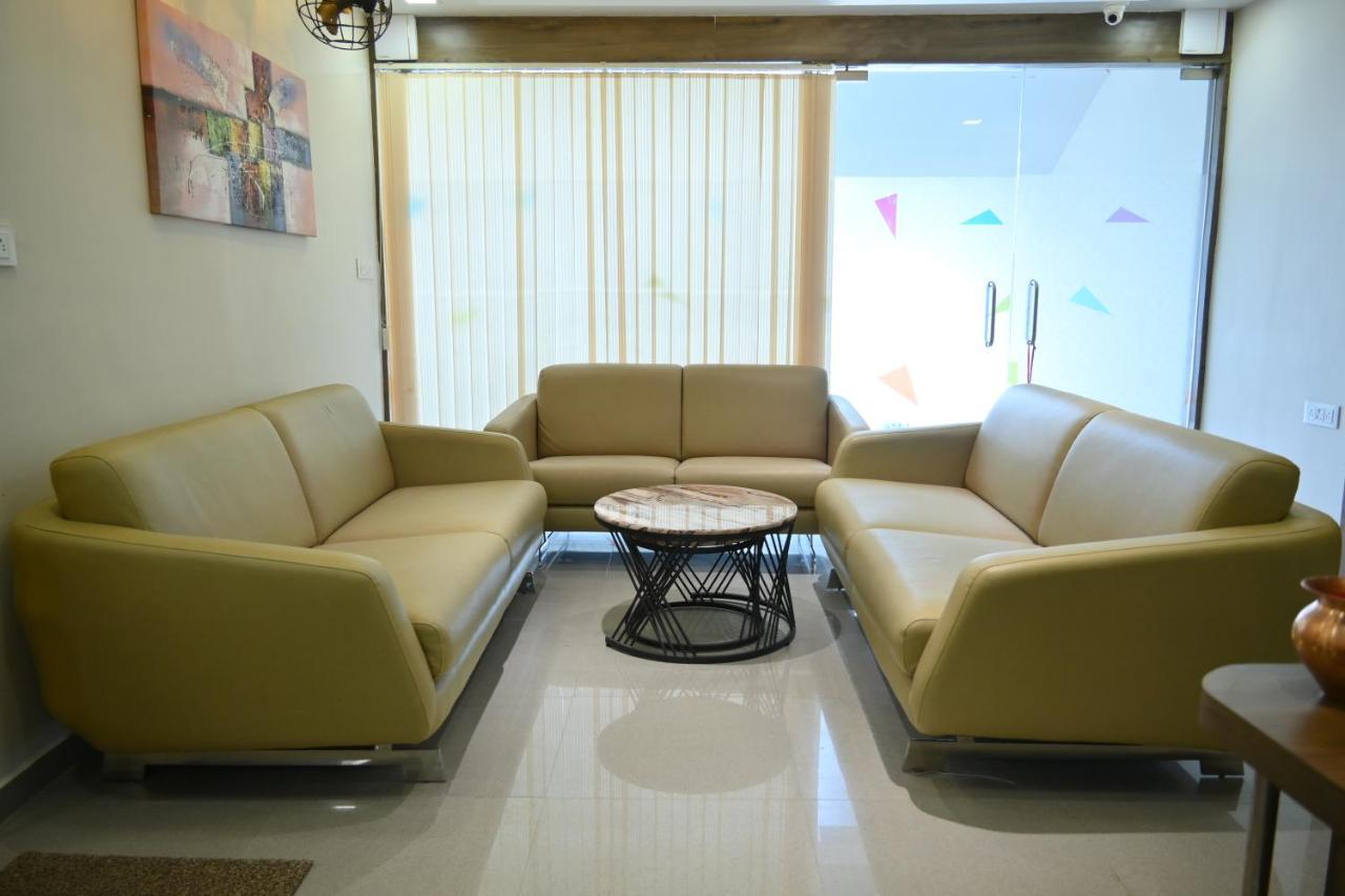 Hotel Royal Ican Sindhubhavan Road 阿穆达巴 外观 照片