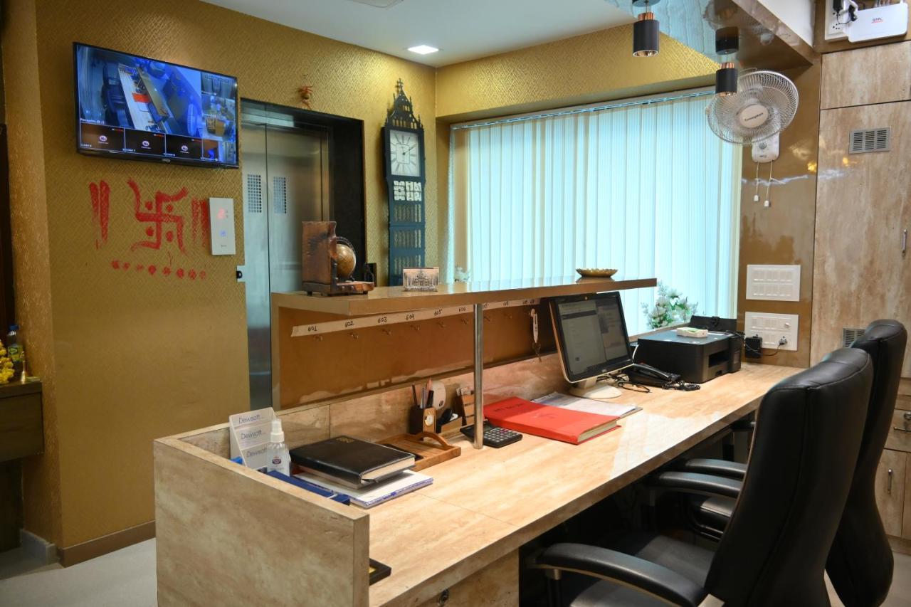 Hotel Royal Ican Sindhubhavan Road 阿穆达巴 外观 照片