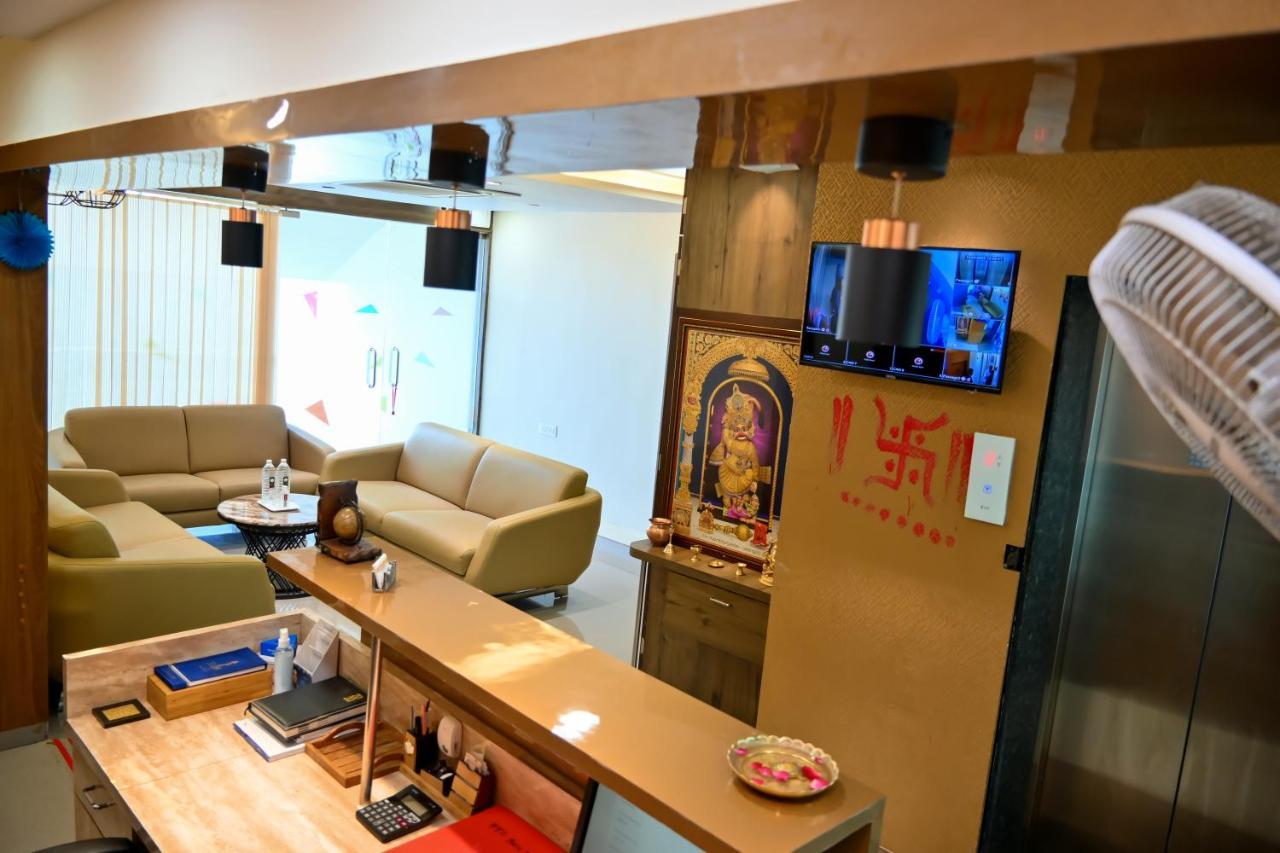 Hotel Royal Ican Sindhubhavan Road 阿穆达巴 外观 照片