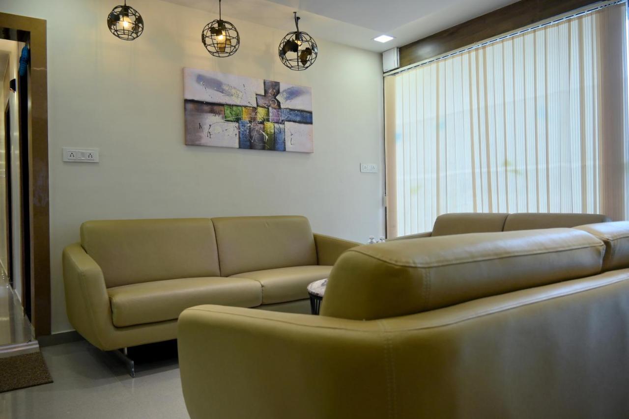Hotel Royal Ican Sindhubhavan Road 阿穆达巴 外观 照片