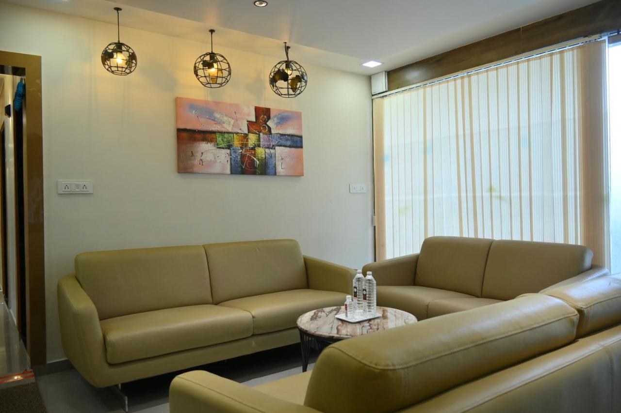Hotel Royal Ican Sindhubhavan Road 阿穆达巴 外观 照片