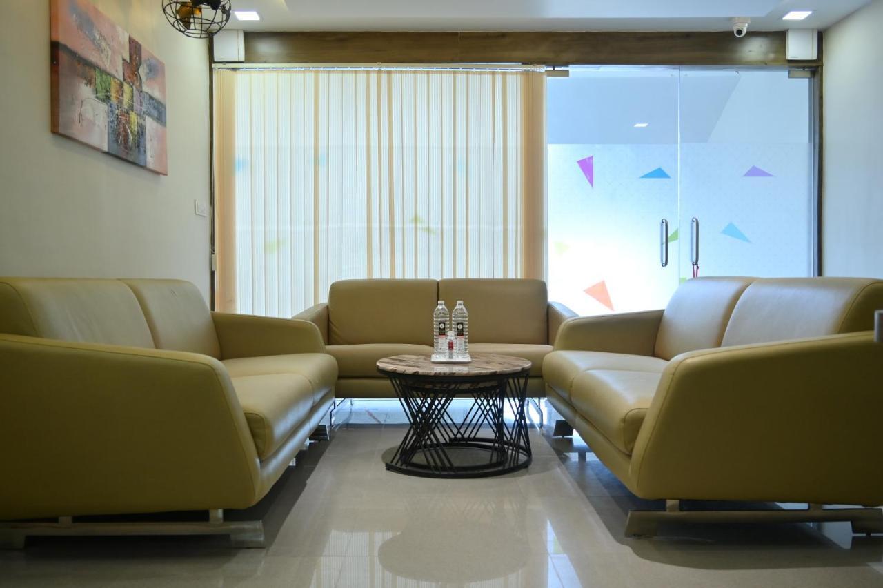 Hotel Royal Ican Sindhubhavan Road 阿穆达巴 外观 照片