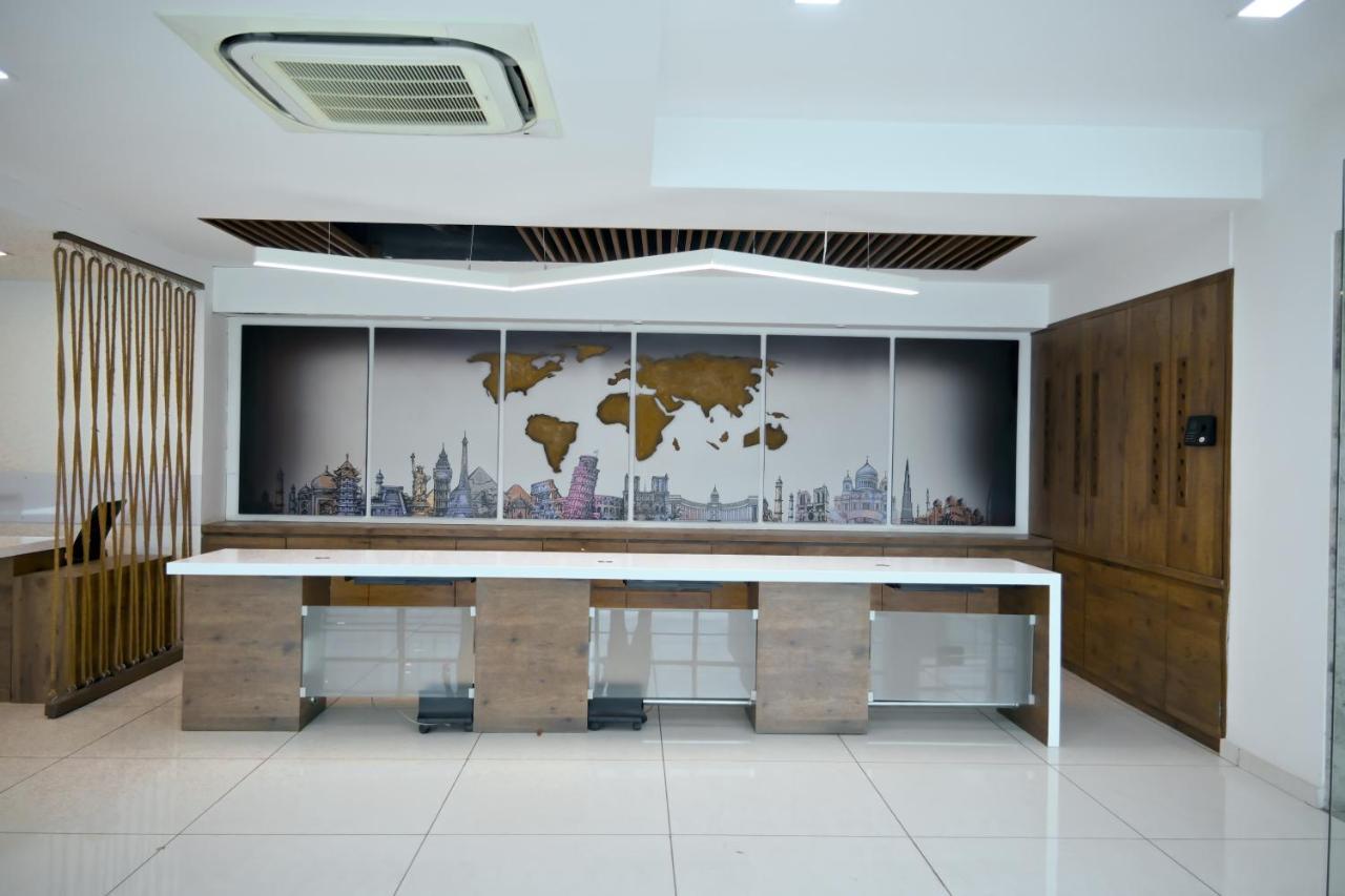 Hotel Royal Ican Sindhubhavan Road 阿穆达巴 外观 照片