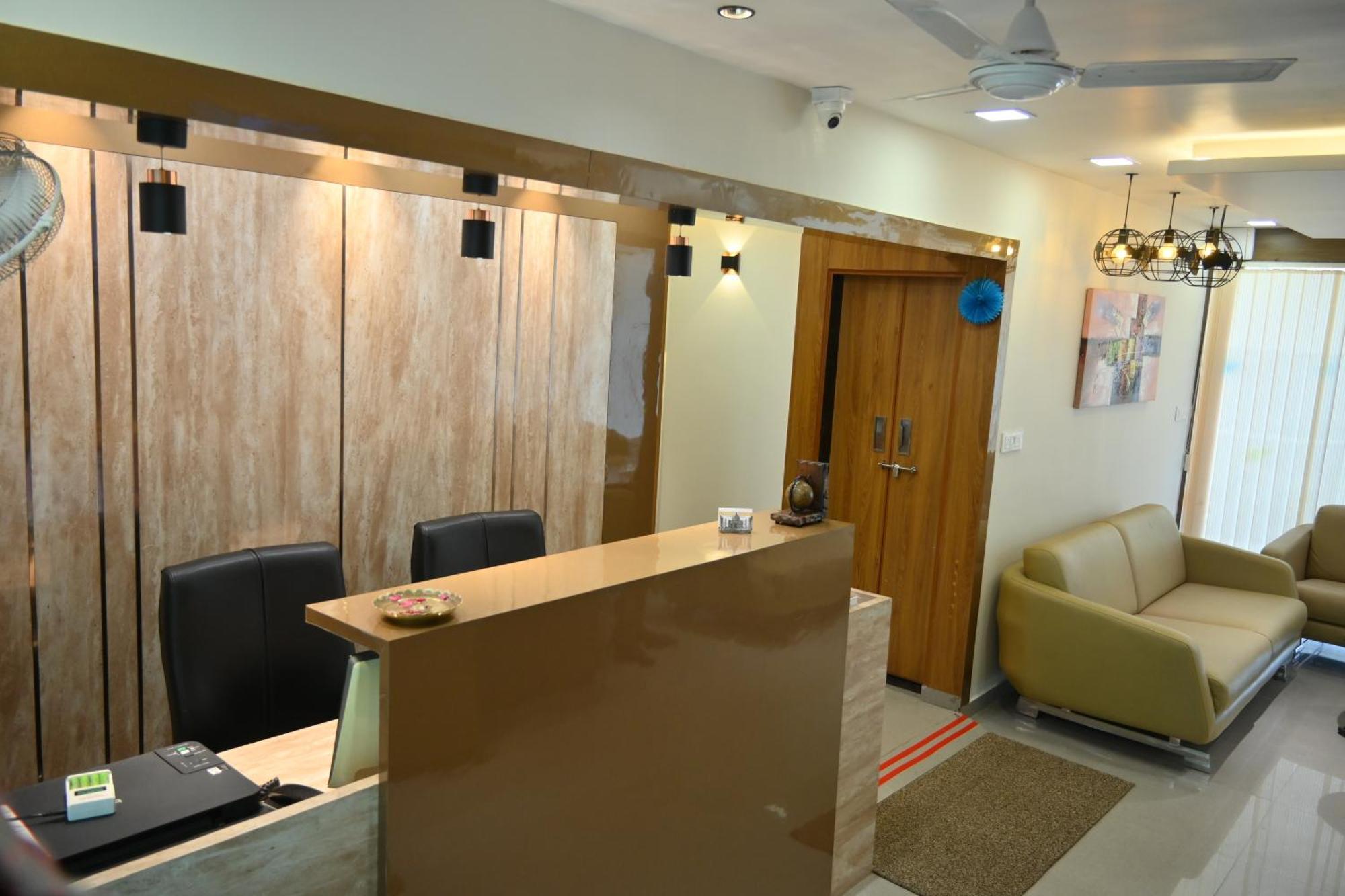 Hotel Royal Ican Sindhubhavan Road 阿穆达巴 外观 照片