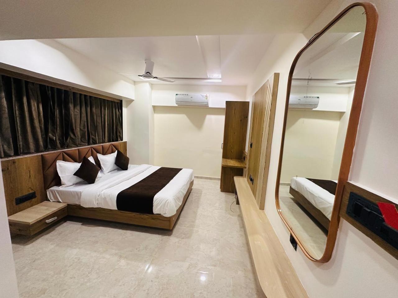 Hotel Royal Ican Sindhubhavan Road 阿穆达巴 外观 照片