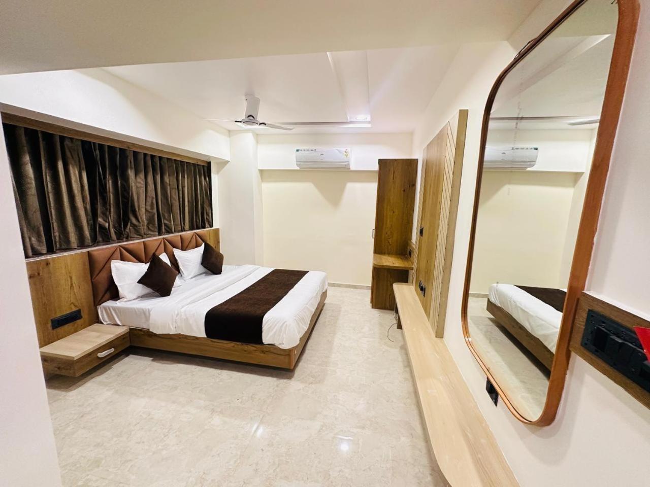 Hotel Royal Ican Sindhubhavan Road 阿穆达巴 外观 照片