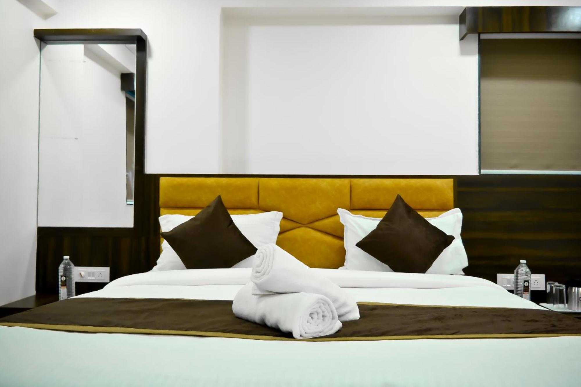 Hotel Royal Ican Sindhubhavan Road 阿穆达巴 外观 照片