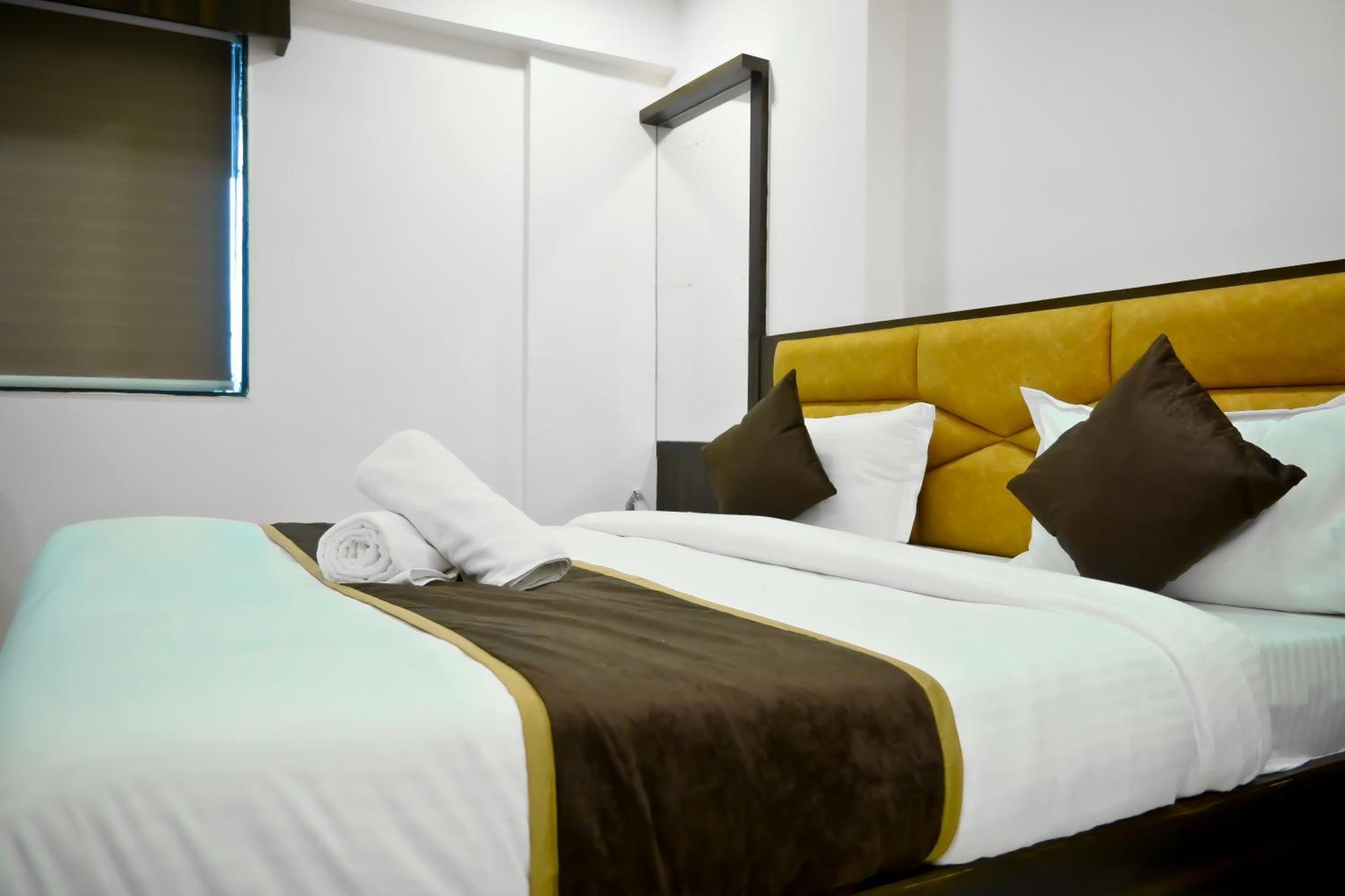 Hotel Royal Ican Sindhubhavan Road 阿穆达巴 外观 照片