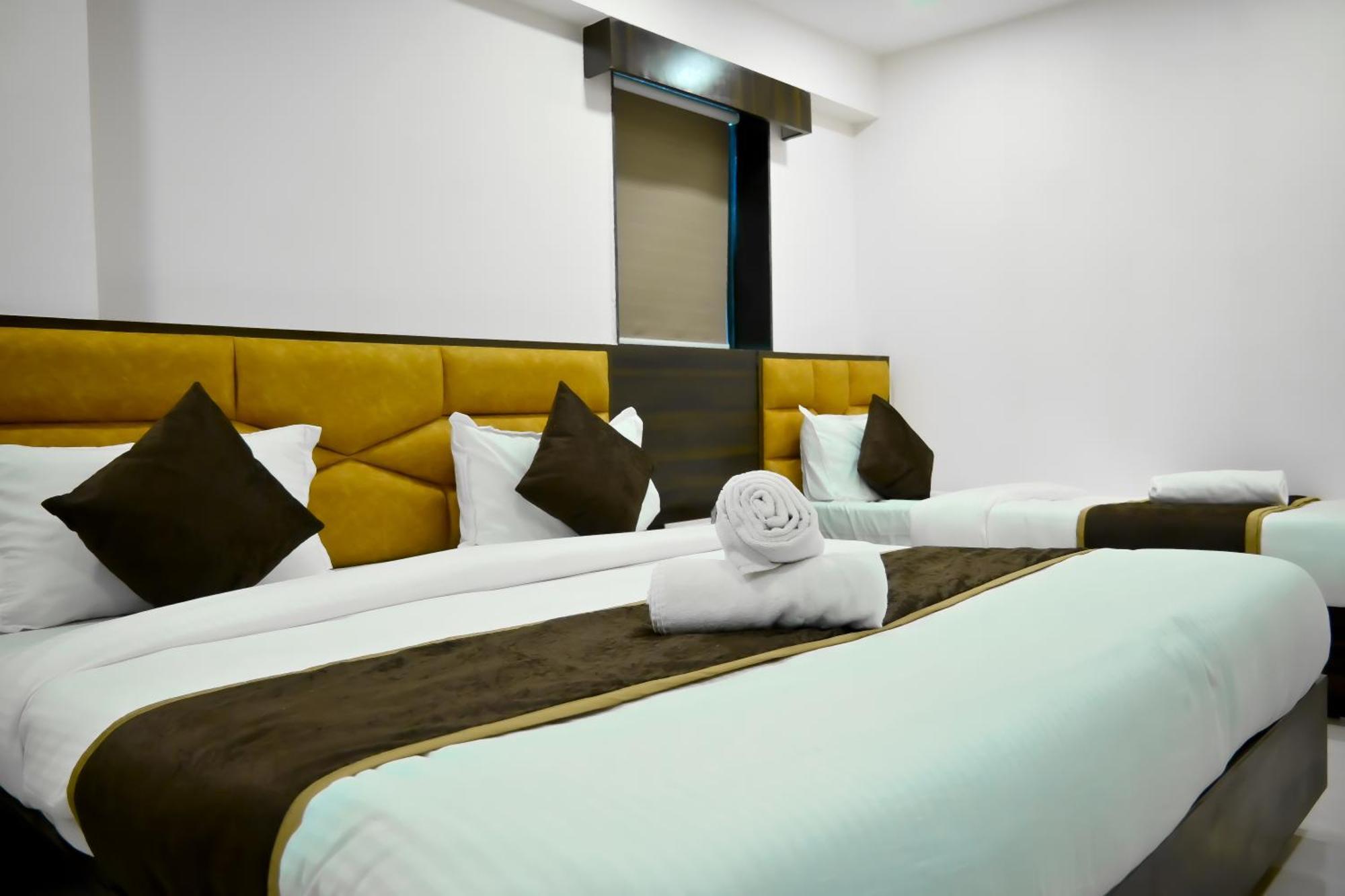 Hotel Royal Ican Sindhubhavan Road 阿穆达巴 外观 照片
