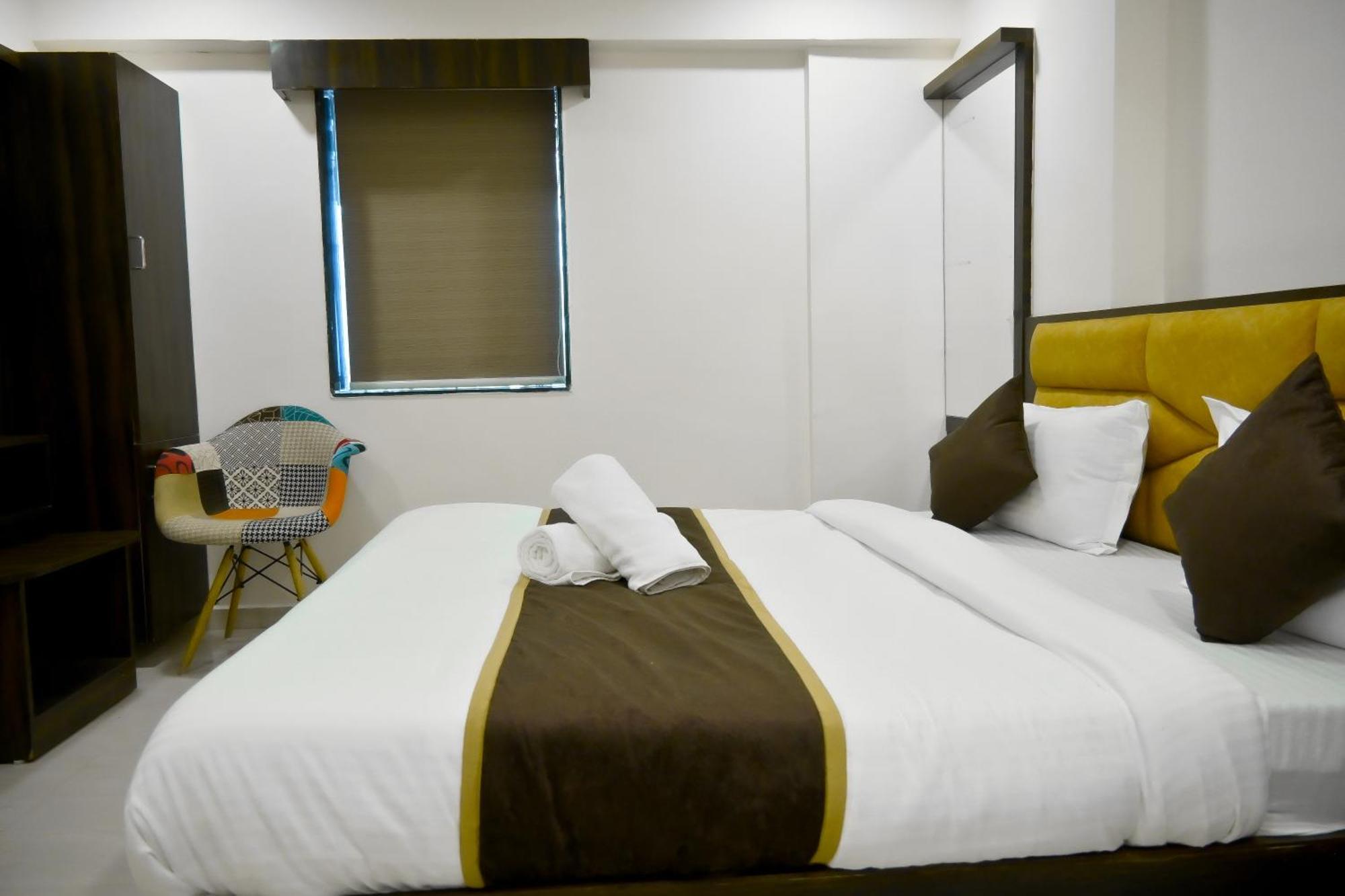 Hotel Royal Ican Sindhubhavan Road 阿穆达巴 外观 照片