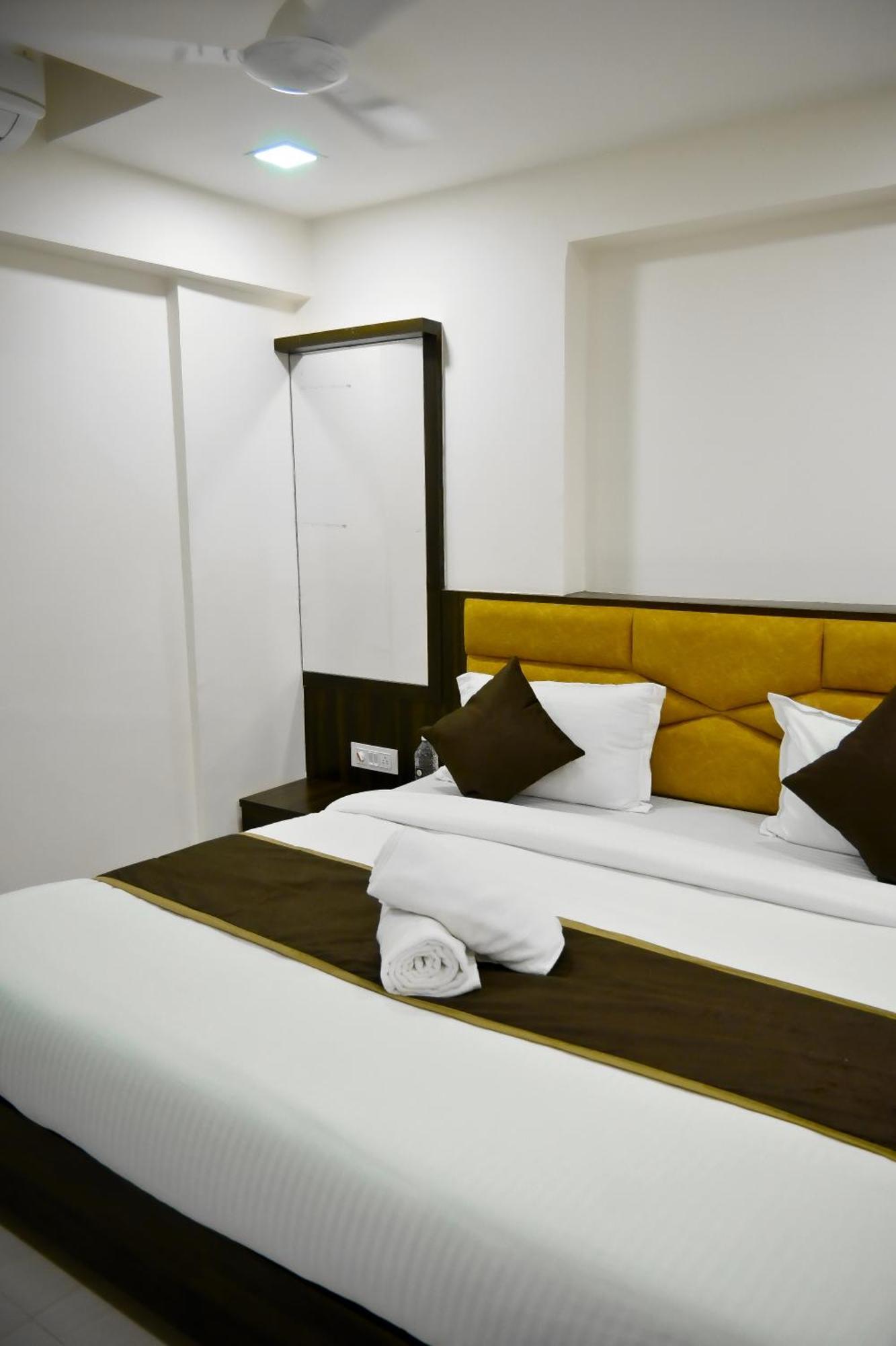 Hotel Royal Ican Sindhubhavan Road 阿穆达巴 外观 照片
