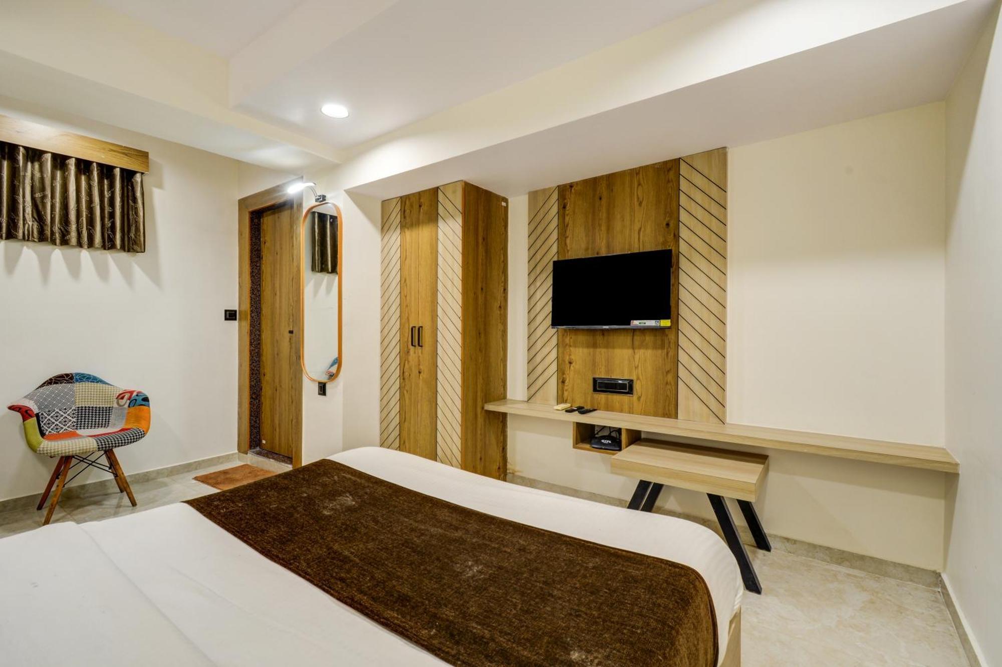 Hotel Royal Ican Sindhubhavan Road 阿穆达巴 外观 照片
