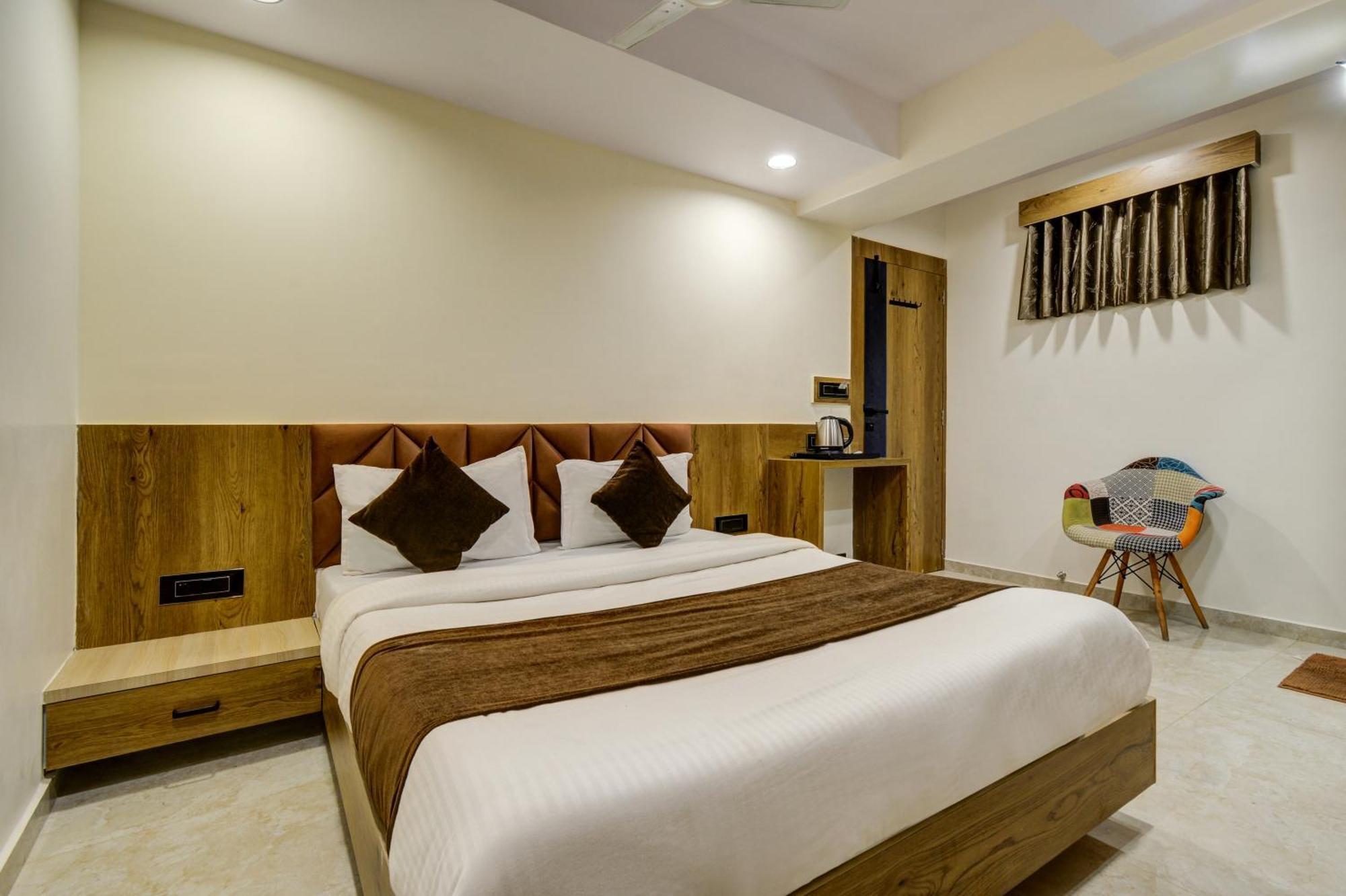 Hotel Royal Ican Sindhubhavan Road 阿穆达巴 外观 照片