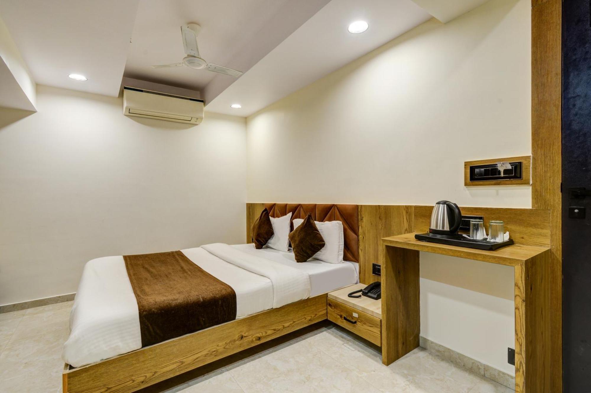 Hotel Royal Ican Sindhubhavan Road 阿穆达巴 外观 照片