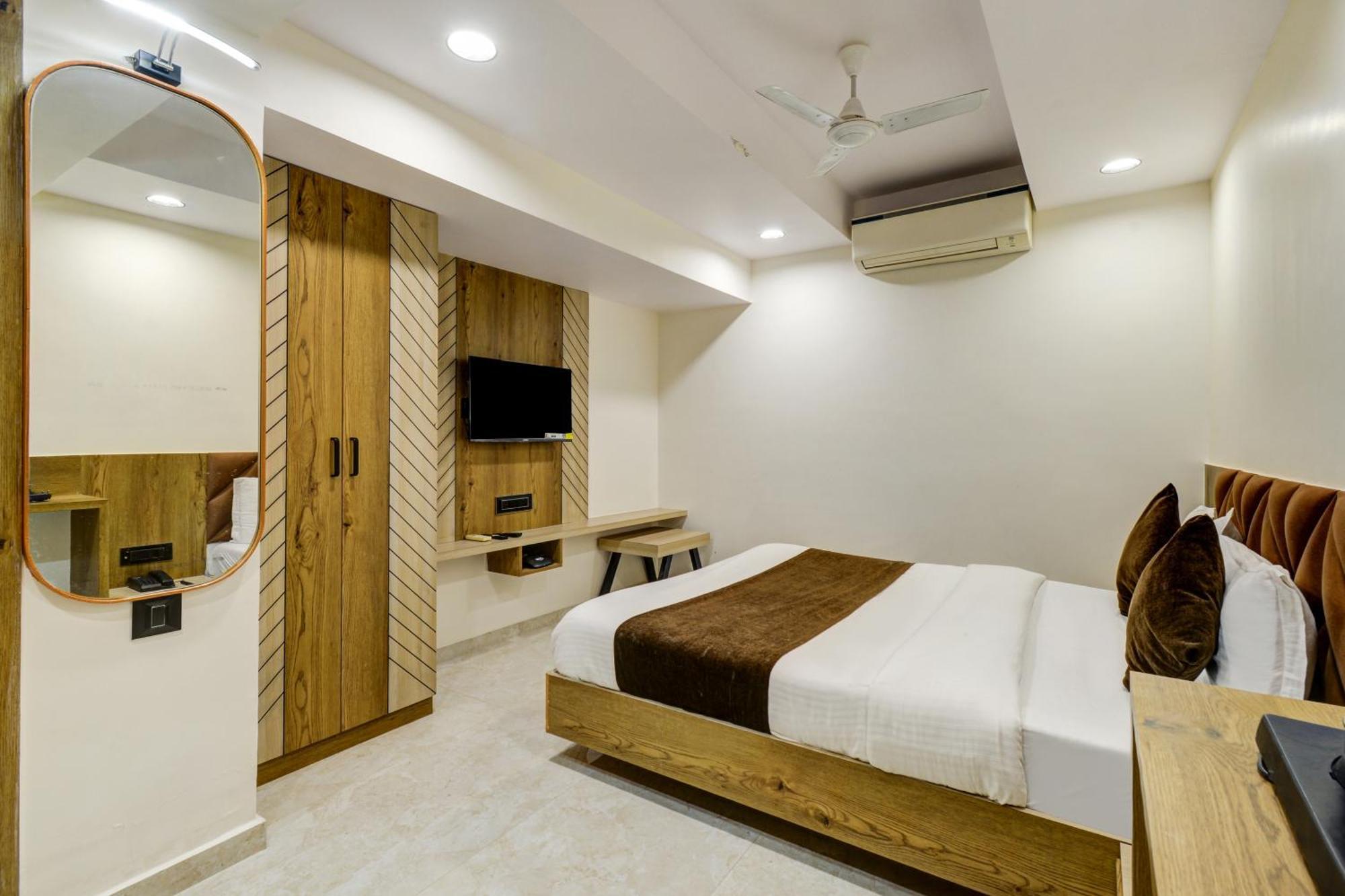 Hotel Royal Ican Sindhubhavan Road 阿穆达巴 外观 照片
