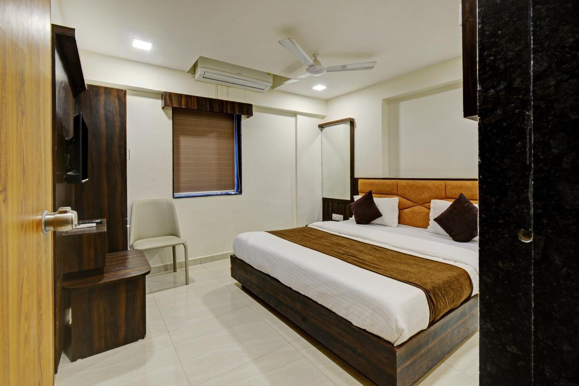 Hotel Royal Ican Sindhubhavan Road 阿穆达巴 外观 照片