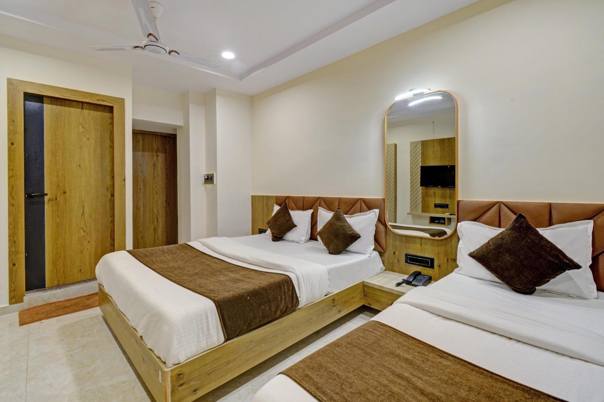 Hotel Royal Ican Sindhubhavan Road 阿穆达巴 外观 照片