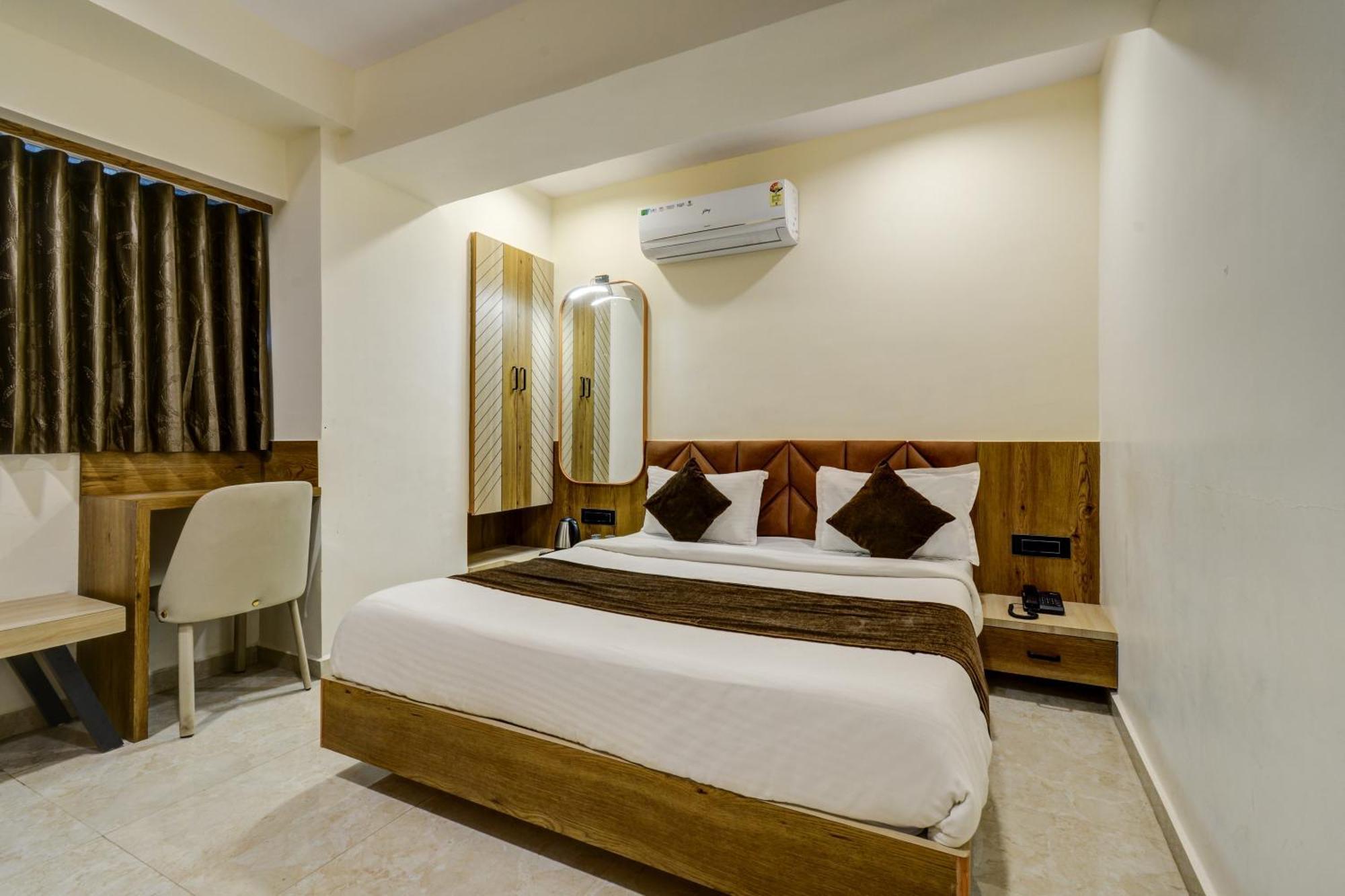Hotel Royal Ican Sindhubhavan Road 阿穆达巴 外观 照片