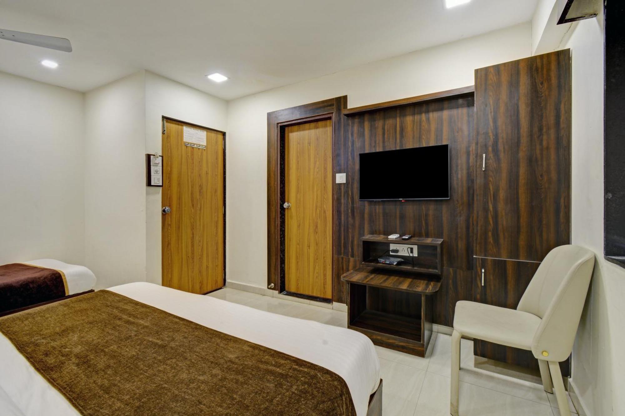 Hotel Royal Ican Sindhubhavan Road 阿穆达巴 外观 照片