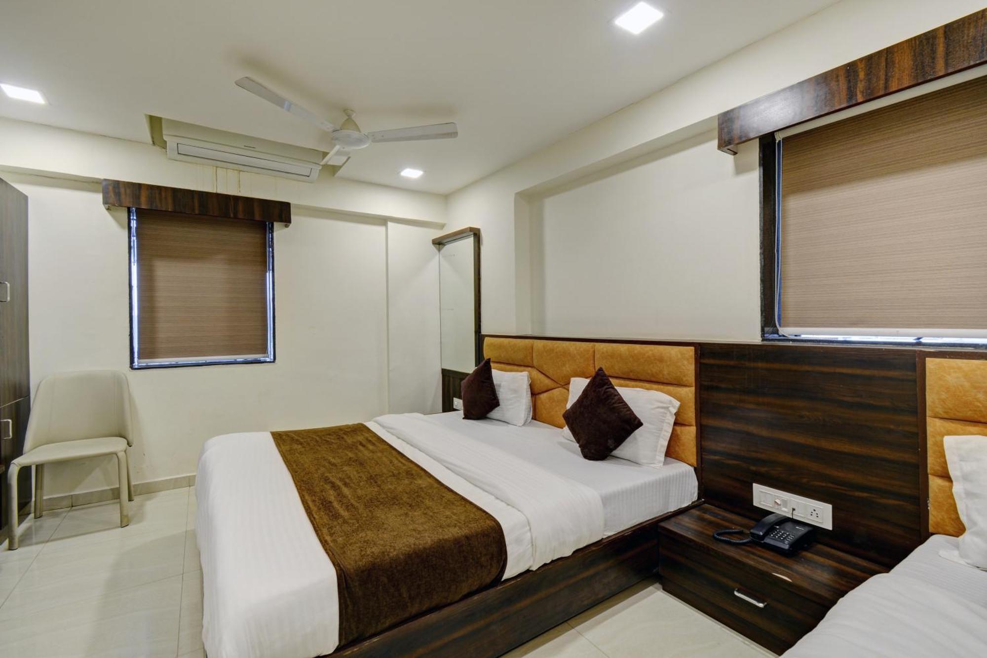 Hotel Royal Ican Sindhubhavan Road 阿穆达巴 外观 照片