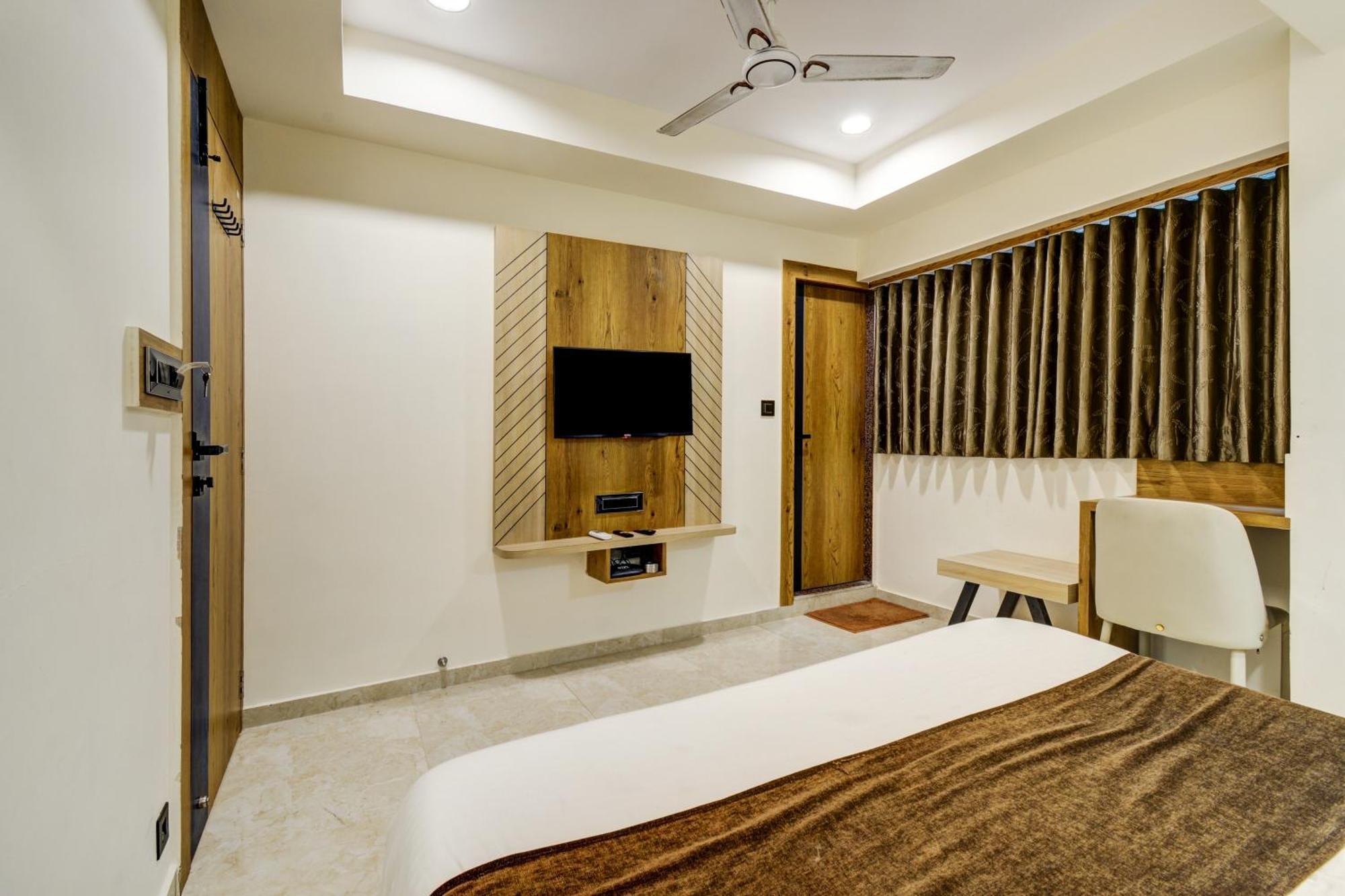 Hotel Royal Ican Sindhubhavan Road 阿穆达巴 外观 照片