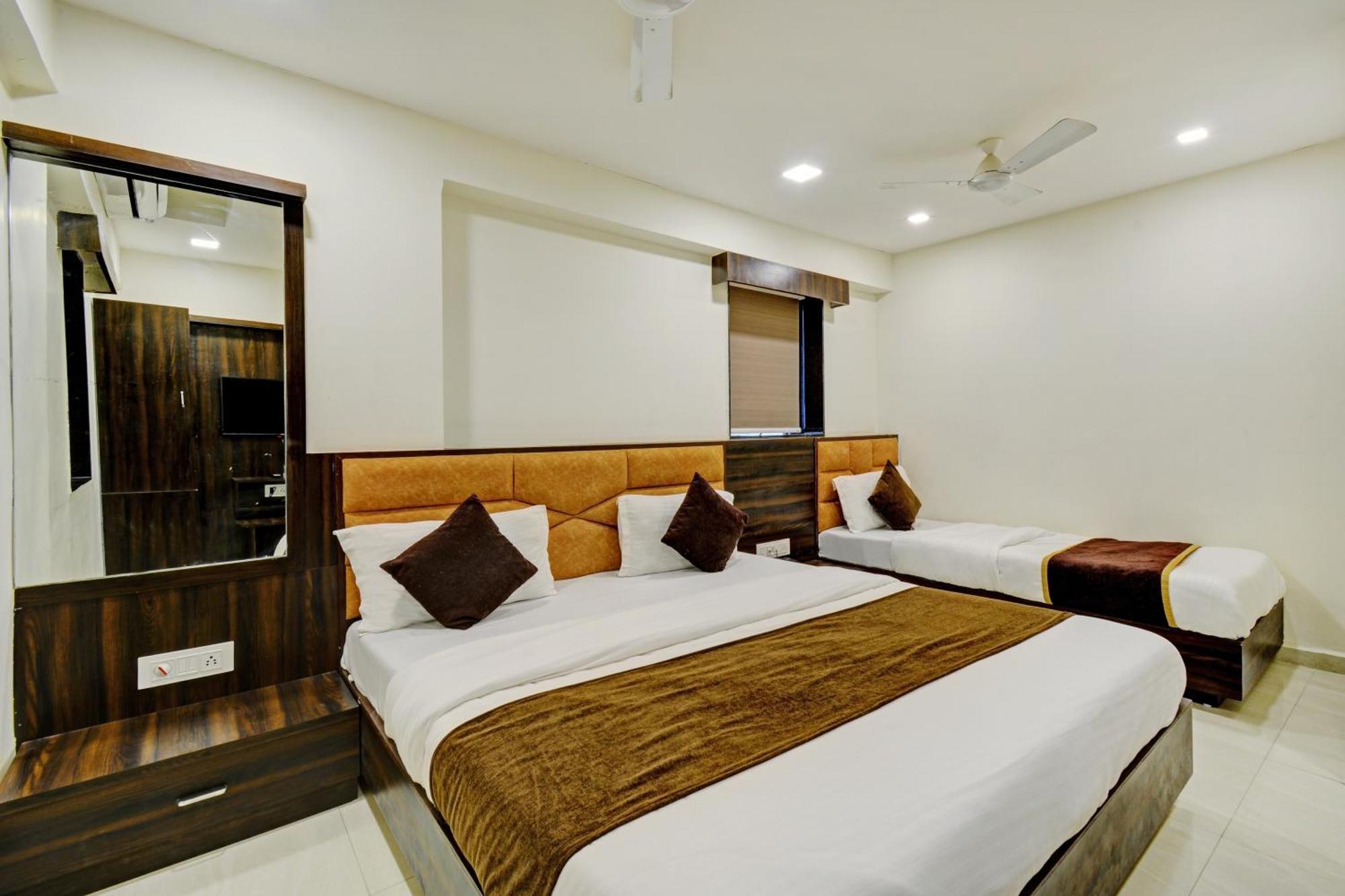 Hotel Royal Ican Sindhubhavan Road 阿穆达巴 外观 照片