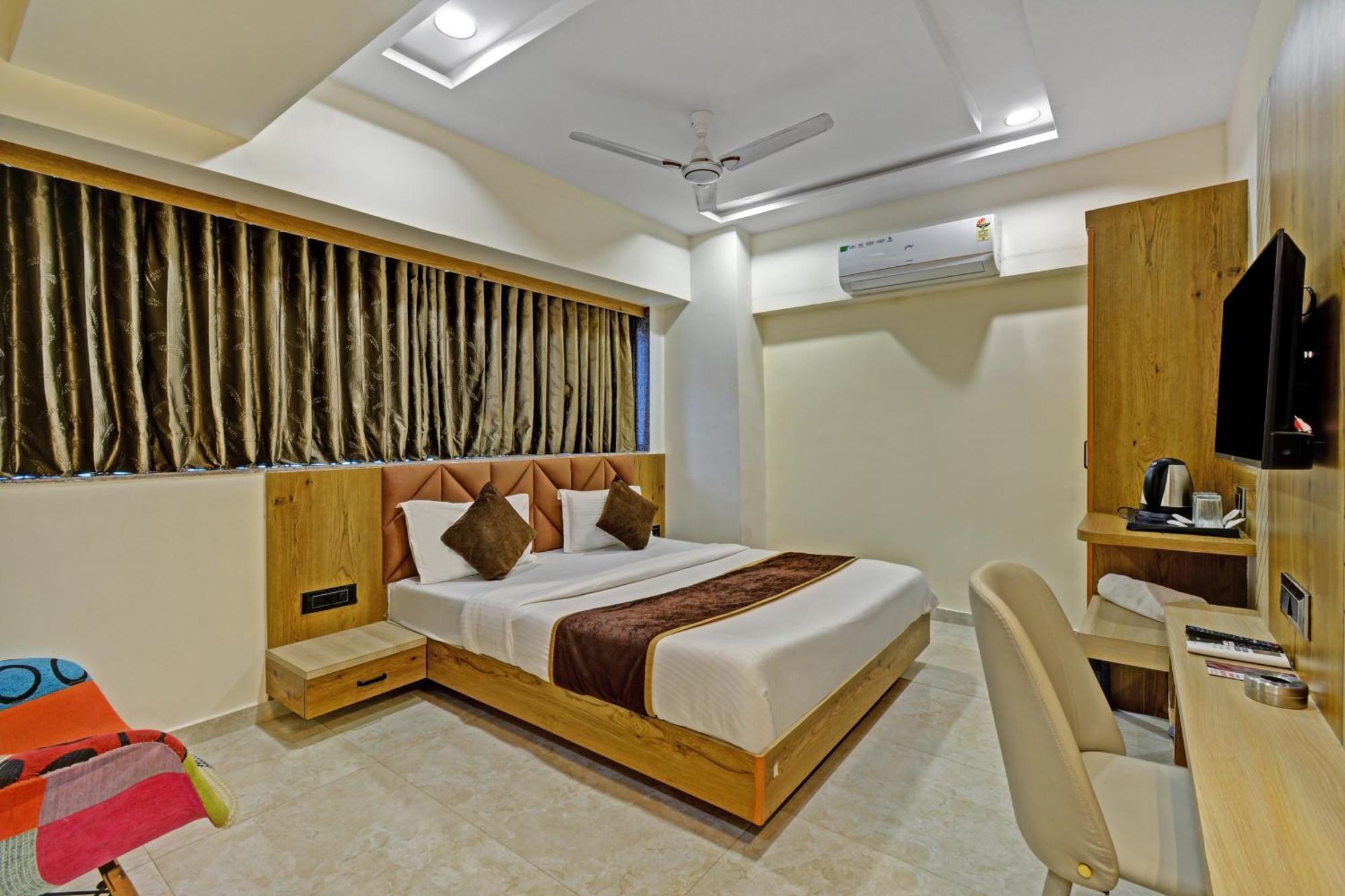 Hotel Royal Ican Sindhubhavan Road 阿穆达巴 外观 照片