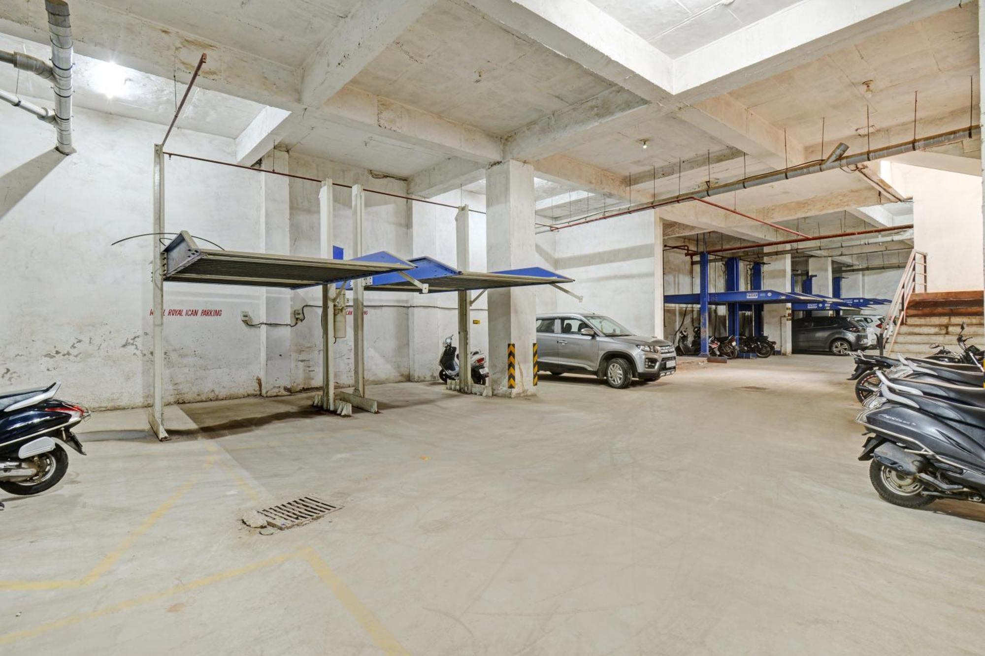 Hotel Royal Ican Sindhubhavan Road 阿穆达巴 外观 照片