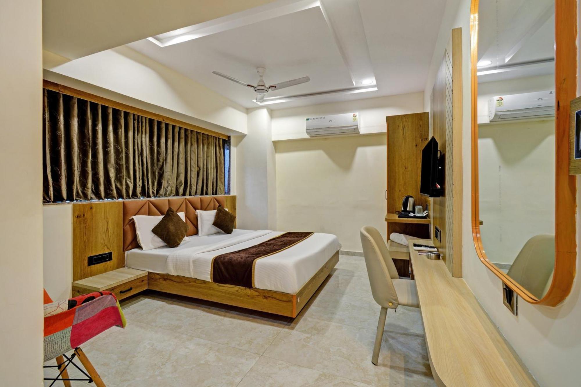 Hotel Royal Ican Sindhubhavan Road 阿穆达巴 外观 照片