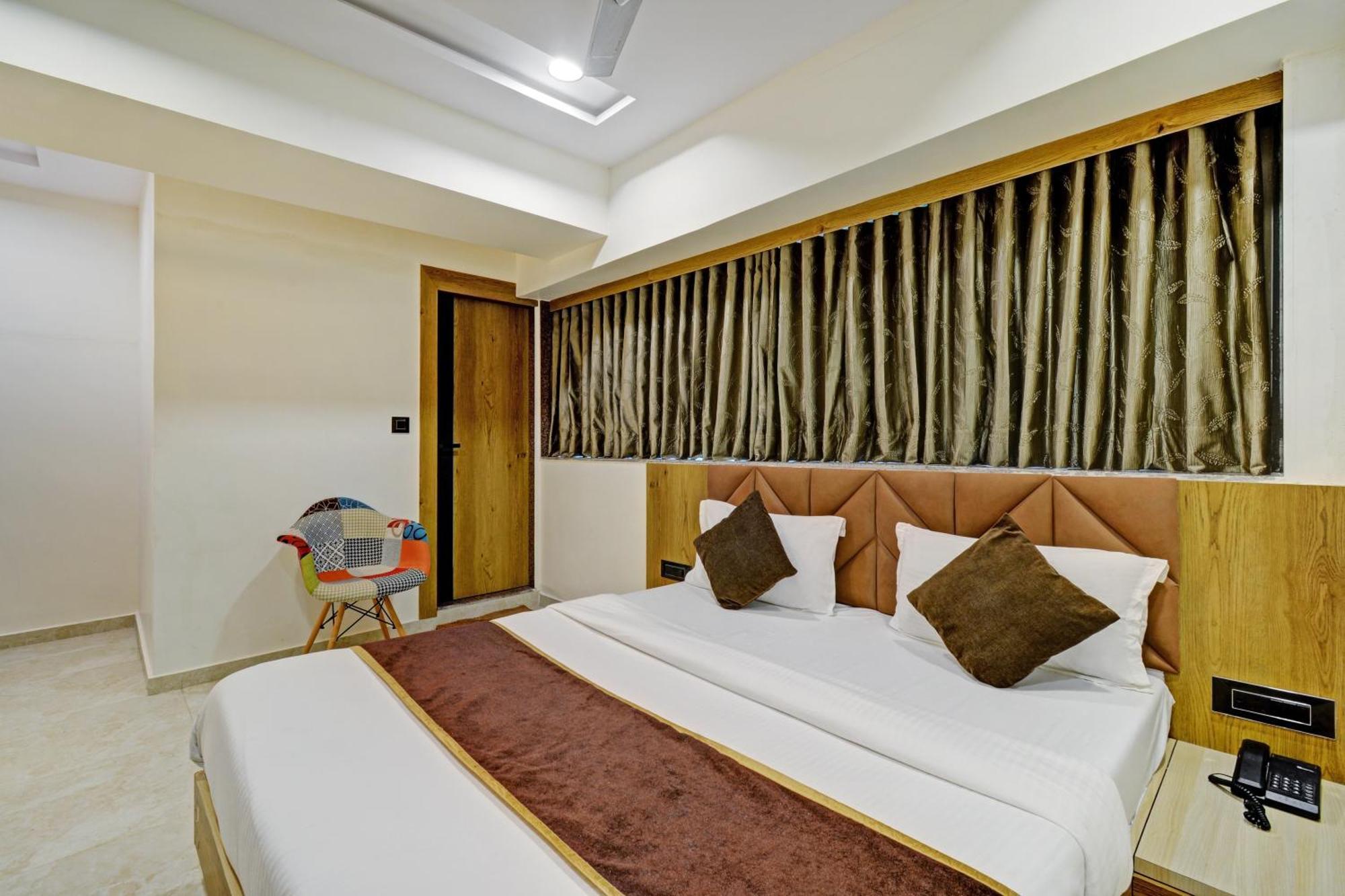 Hotel Royal Ican Sindhubhavan Road 阿穆达巴 外观 照片